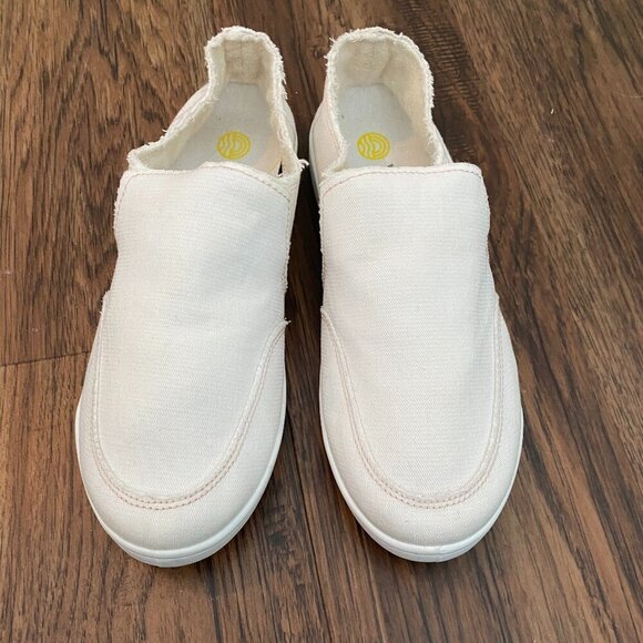 Vionic Shoes - Vionic Malibu slip-on beach white canvas shoe Women's 6 vacation cushioned